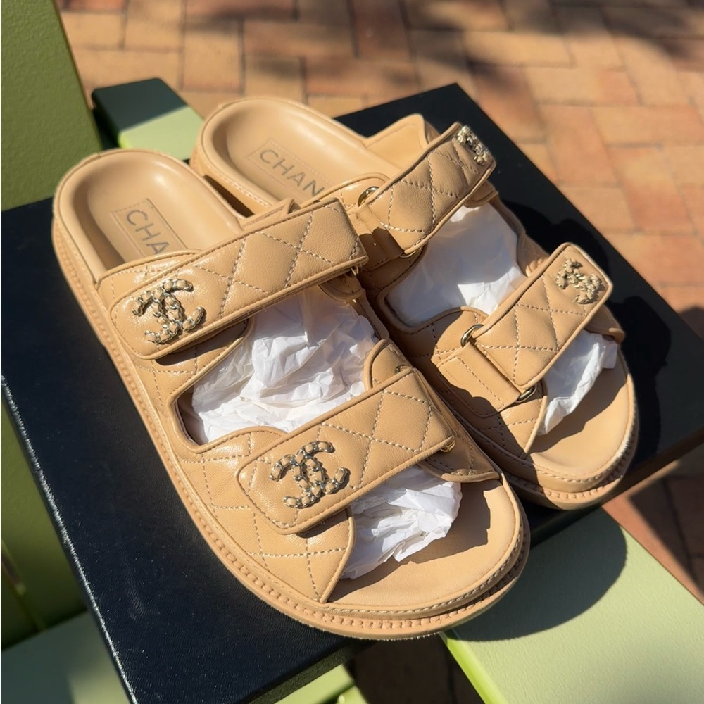 CHANEL dad slides 2024 interlocking logo